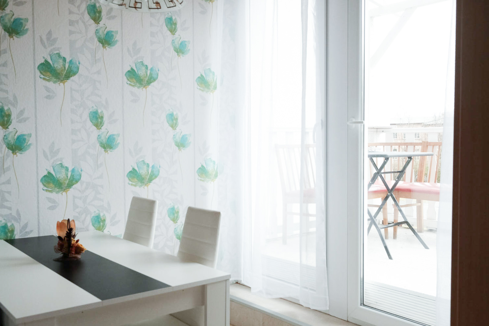 Überdachter Balkon mit Außenmöbeln und Harzblick