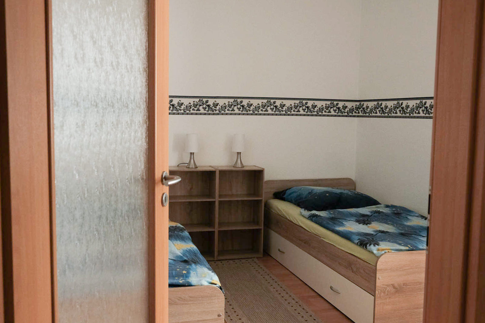 Kinderzimmer mit zwei Einzelbetten und eigenem TV